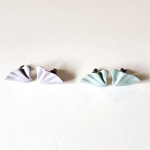 Metal Enamel Shell Earrings Vintage 2 pair - Picture 1 of 9